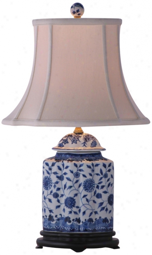Floral Azure And White Scalloped Porcelain Vase Table Lamp (g7067)