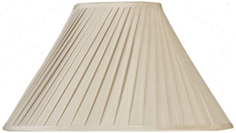 Off White Swirled Pleated Shzde 6.5x18x11 (spiser) (r2570)