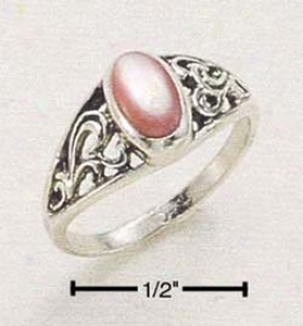 Sterlig Silver Small Scrolled Ring With Oval Pink Mussel